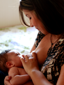 femme allaitant bébé